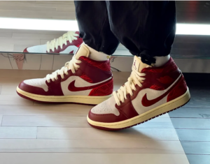 Giay Nike Air Jordan 1 Mid SE 'Tiki Leaf Team Red' DZ2820-601