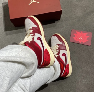 Giay Nike Air Jordan 1 Mid SE 'Tiki Leaf Team Red' DZ2820-601