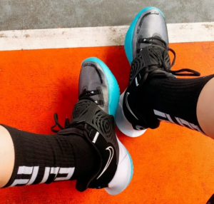 Alternative view of Giày Nike Kyrie Low 3 'Moon' CJ1286-001