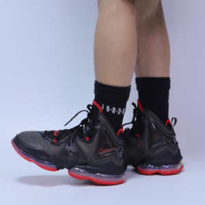Alternative view of Giày Nike LeBron 19 'Bred' DC9340-001