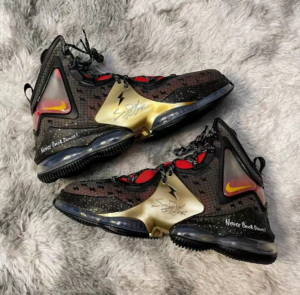 Giay Nike LeBron 19 'Doernbecher' DR6255-001