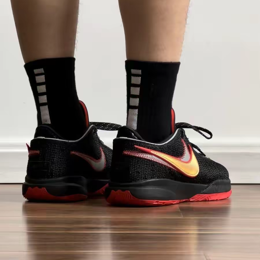 Giay Nike LeBron 20 GS 'Trinity' DQ8651-001