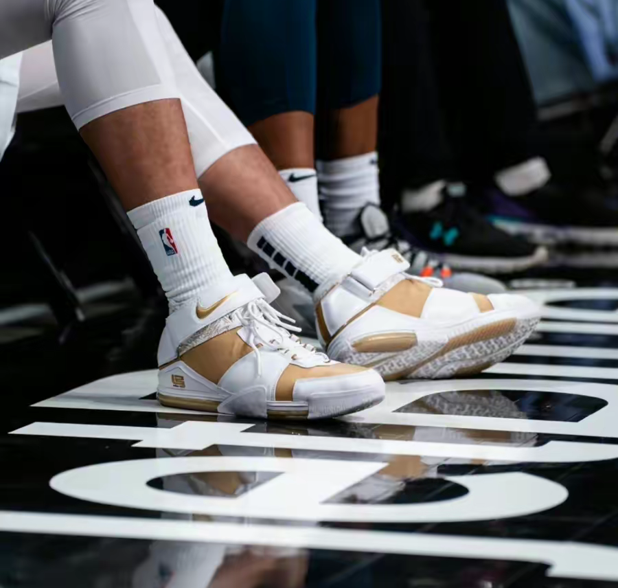 Giay Nike Zoom Lebron 2 Retro 'Maccabi' 2022 DJ4892-100