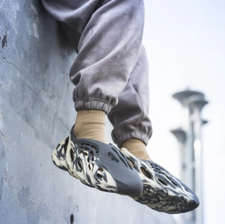 Dép Adidas Yeezy Foam RNNR MXT 'Moon Grey' GV7904 - Ảnh 3