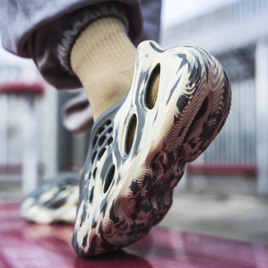 Dép Adidas Yeezy Foam RNNR MXT 'Moon Grey' GV7904 - Ảnh 5