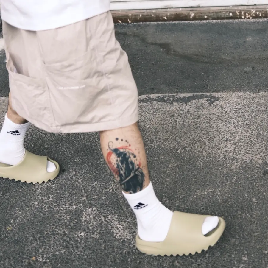 Alternative view of Dép Adidas Yeezy Slides 'Resin' FX0494