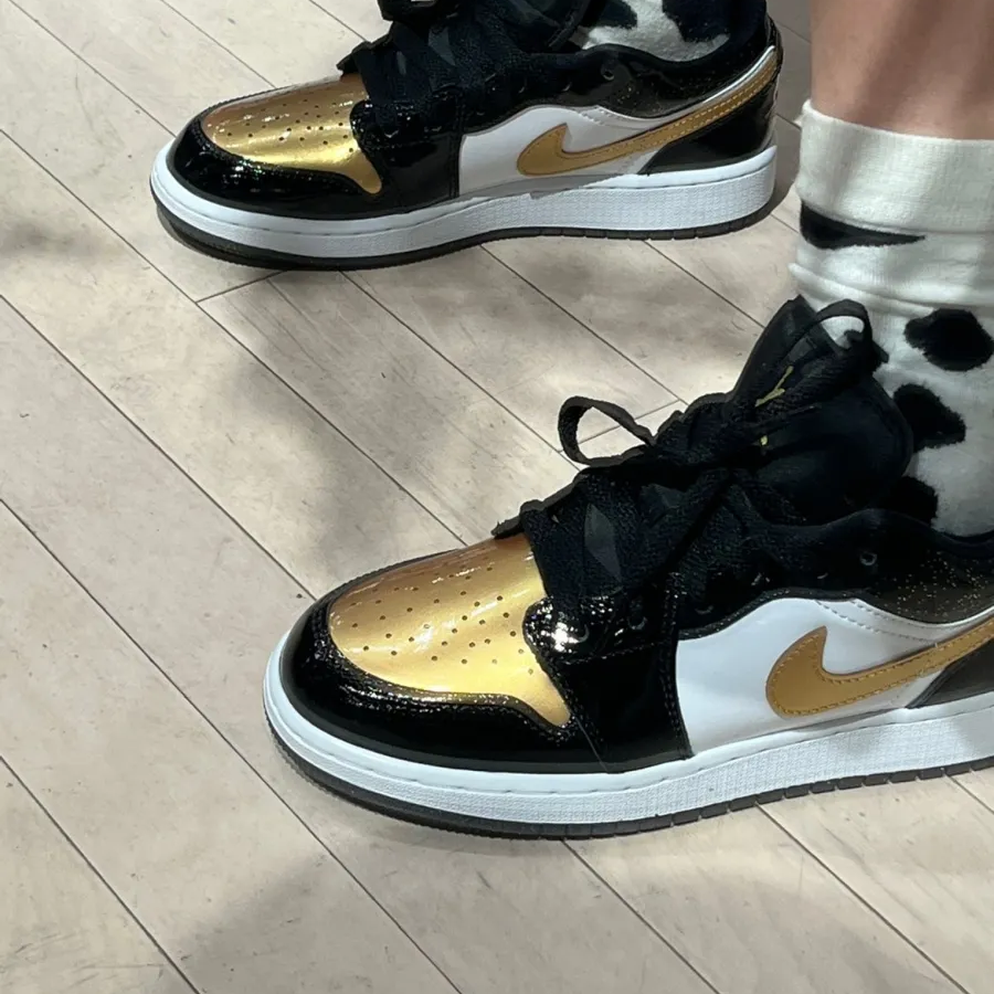 Giay Nike Air Jordan 1 Low SE GS 'Gold Toe' DR6970-071