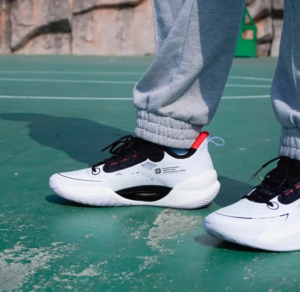 Giay Lining Ultra Light 2022 V2 'White' ABAT029-1