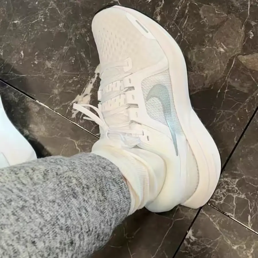 Giay Nike Air Zoom Vomero 16 'White Metallic Silver' DA7698-100