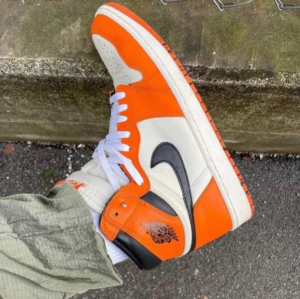 Giay Nike Air Jordan 1 Retro High OG 'Shattered Backboard Away' 555088-113