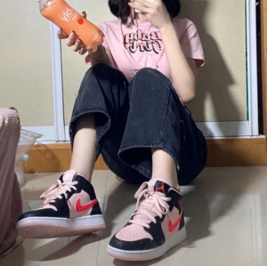 Giay Nike Air Jordan 1 Mid GS 'Black Pink Crimson' 554725-604