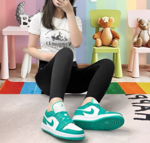 Alternative view of Giày Nike Air Jordan 1 Low Wmns 'New Emerald' DC0774-132