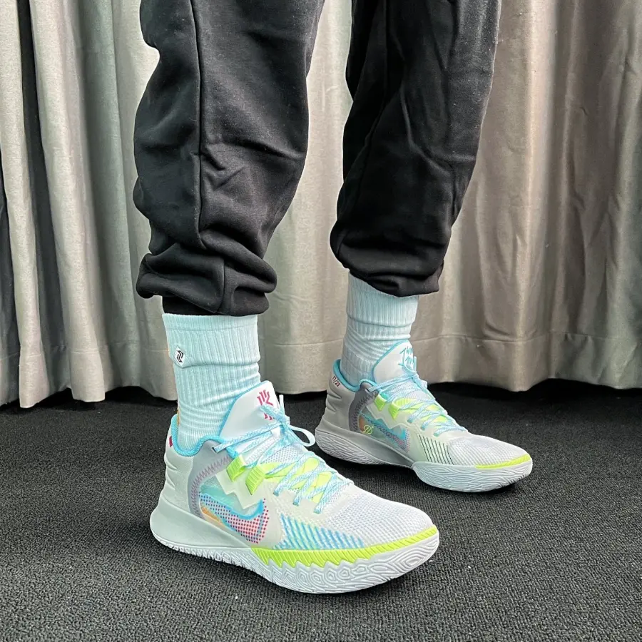 Alternative view of Giày Nike Kyrie Flytrap 5 EP '1 World 1 People' DC8991-102