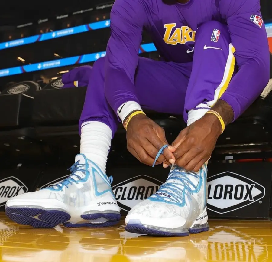 Giay Nike LeBron 19 'Space Jam' DC9338-100