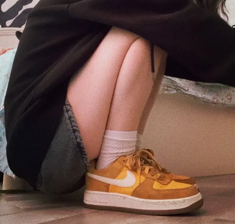 Alternative view of Giày Nike Wmns Air Force 1 '07 SE 'First Use University Gold Gum' DA8302-700