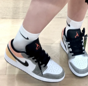 Giay Nike Air Jordan 1 Low SE GS 'Flight Club' DX4374-008