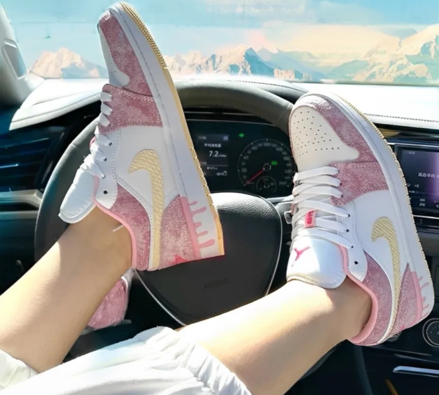 Giày Nike Air Jordan 1 Low GS 'Strawberry Ice Cream' CW7104-601 - Ảnh 9