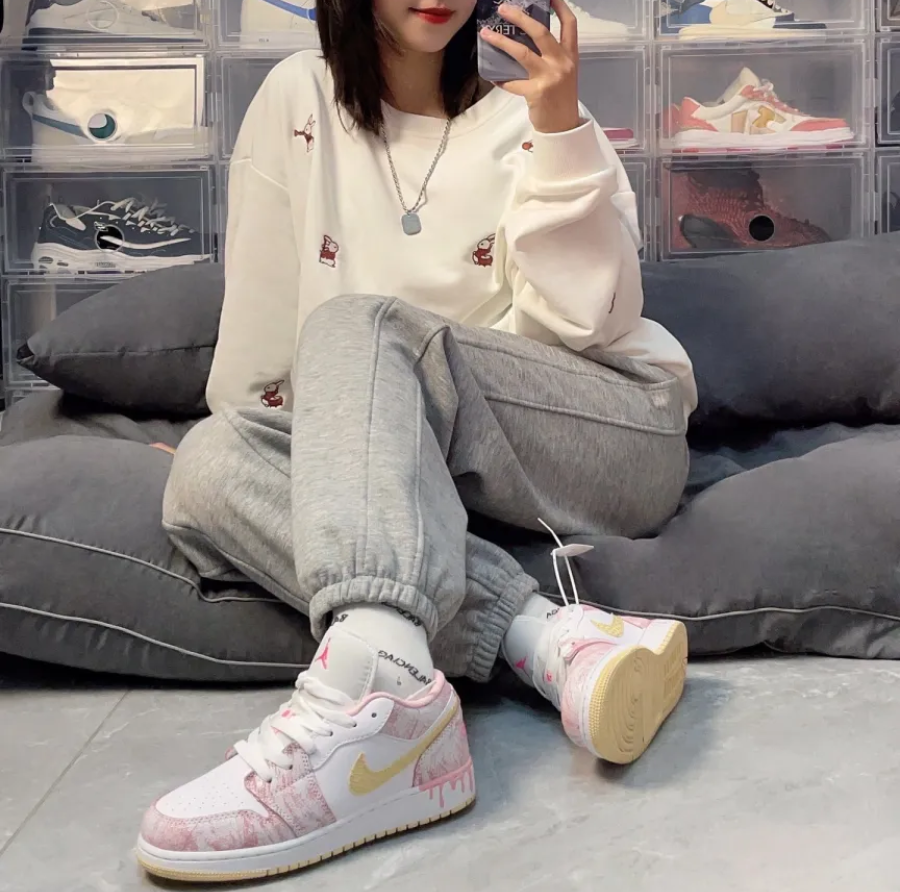 Giày Nike Air Jordan 1 Low GS 'Strawberry Ice Cream' CW7104-601 - Ảnh 4