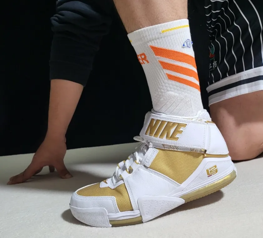 Giay Nike Zoom Lebron 2 Retro 'Maccabi' 2022 DJ4892-100