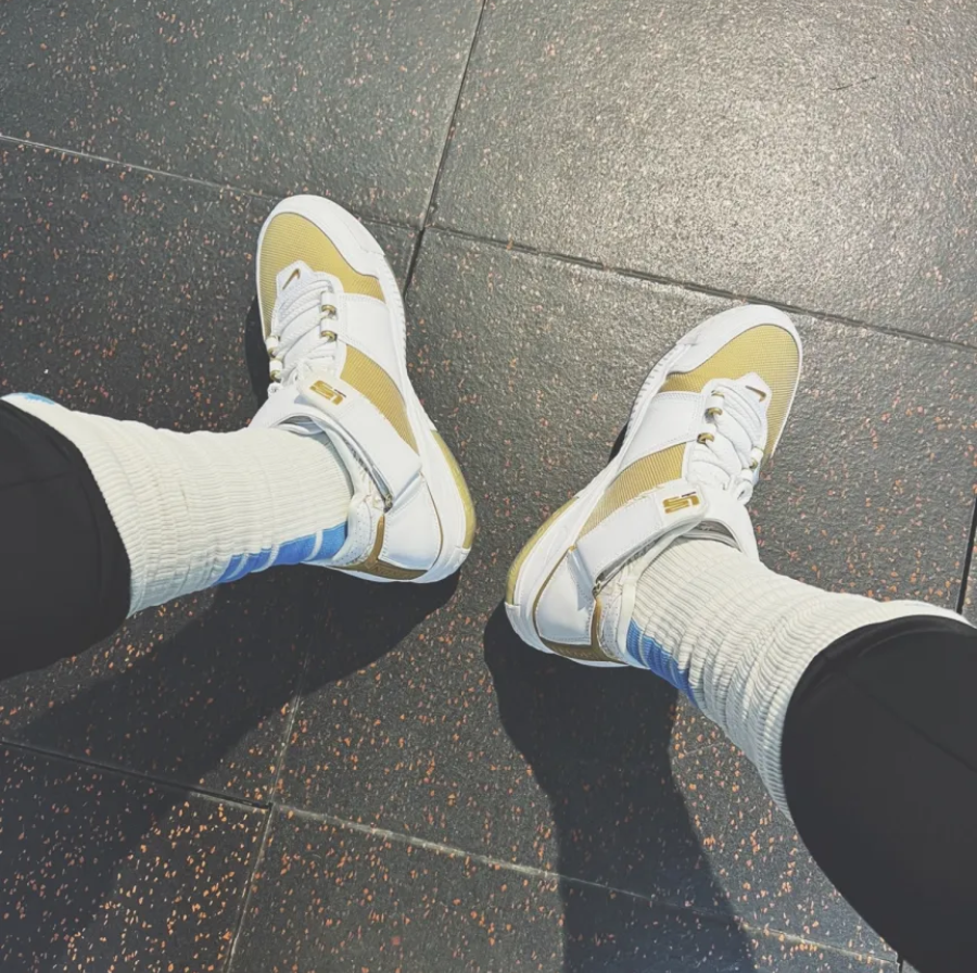 Giay Nike Zoom Lebron 2 Retro 'Maccabi' 2022 DJ4892-100