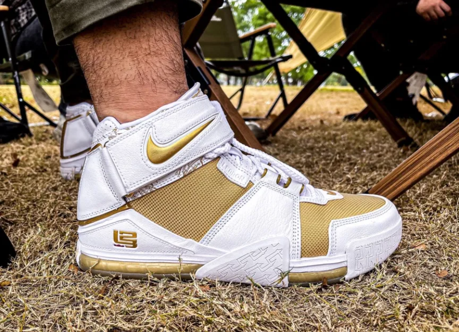 Giay Nike Zoom Lebron 2 Retro 'Maccabi' 2022 DJ4892-100