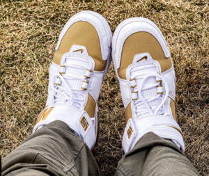 Giay Nike Zoom Lebron 2 Retro 'Maccabi' 2022 DJ4892-100