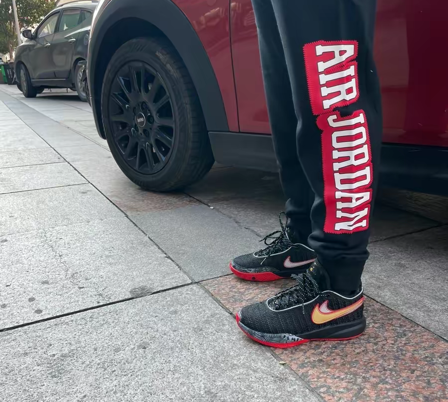 Giay Nike LeBron 20 GS 'Trinity' DQ8651-001