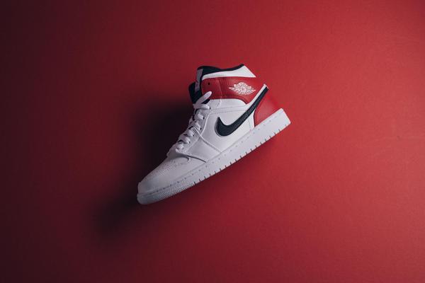 Giày Nike Air Jordan 1 Mid 'White Chicago Remix' 554724-116 - Ảnh 7