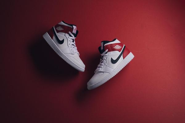 Giày Nike Air Jordan 1 Mid 'White Chicago Remix' 554724-116 - Ảnh 9