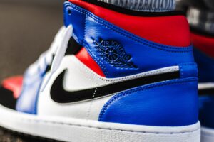 Alternative view of Giày Nike Air Jordan 1 Mid 'Top 3' 554724-124
