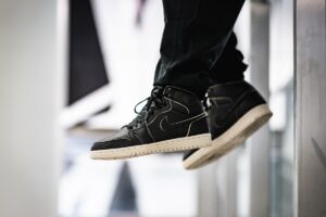 Alternative view of Giày Nike Air Jordan 1 Retro High 'Black Desert Sand' AA3993-021