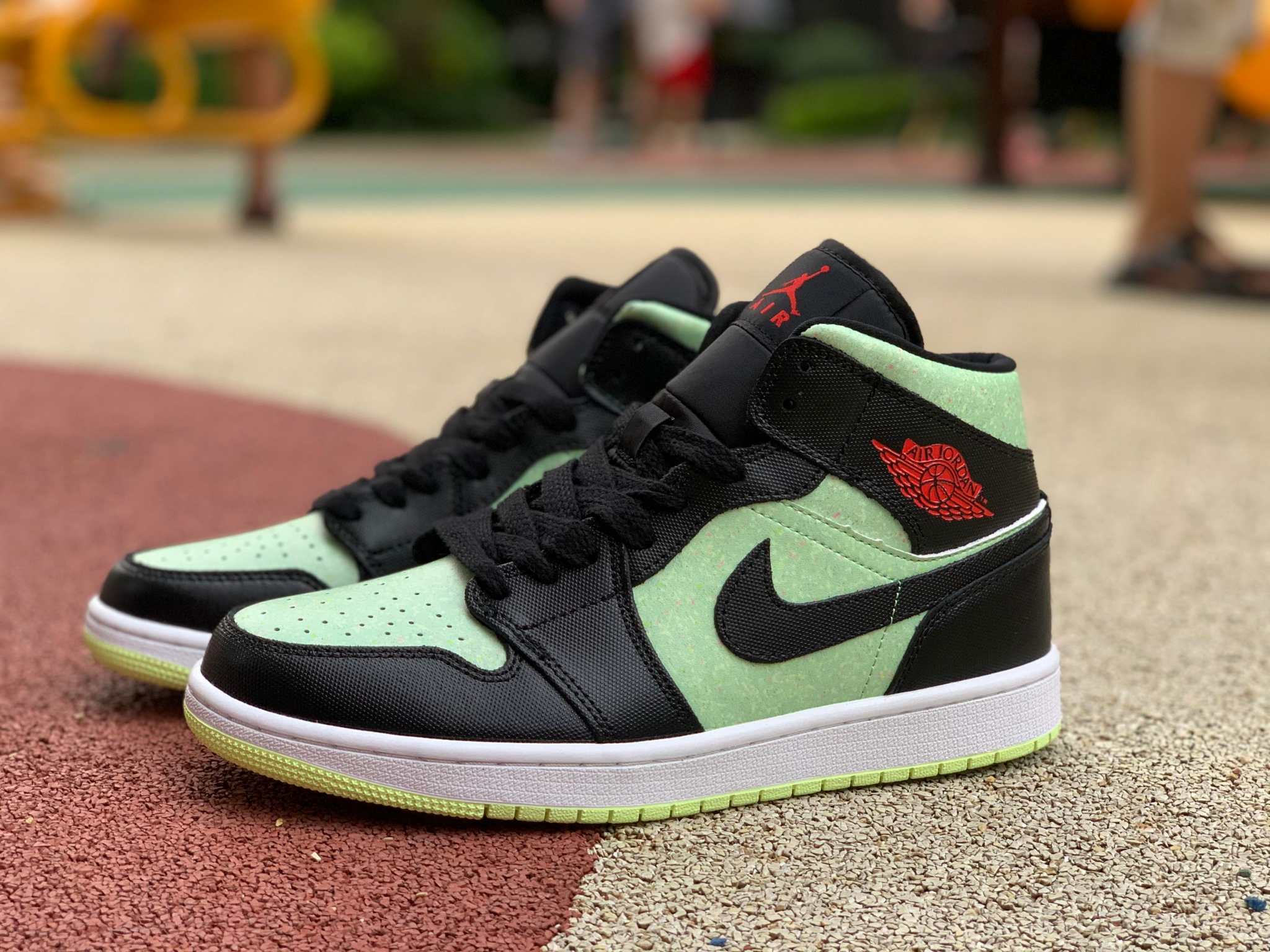 Giày Nike Wmns Air Jordan 1 Mid SE 'Black Barely Volt' CV5276-003 - Ảnh 4