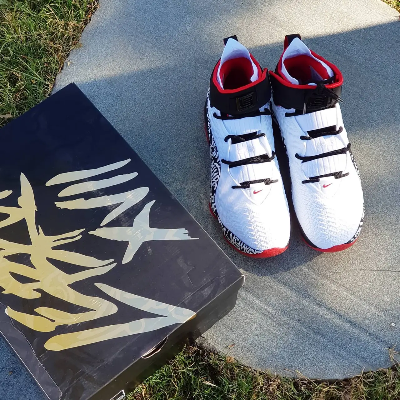 Alternative view of Giày Nike LeBron 17 'LeBron 4 Graffiti' CT6047-100