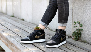 Alternative view of Giày Nike Air Jordan 1 Retro High 'Heiress Camo' 832596-030