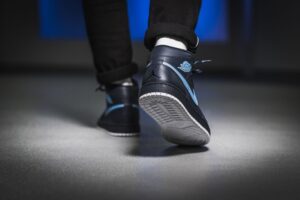 Alternative view of Giày Nike Air Jordan 1 Mid 'Obsidian University' 554724-405