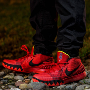 Alternative view of Giày Nike Kyrie 1 'Deceptive Red' 705277-606