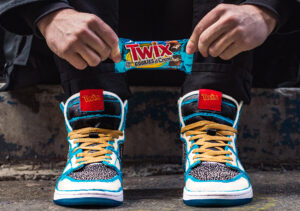 Alternative view of Giày Nike Twix x The Shoe Surgeon x Air Jordan 1 High 'Cookies & Creme' TWIX-TSS-AJ1