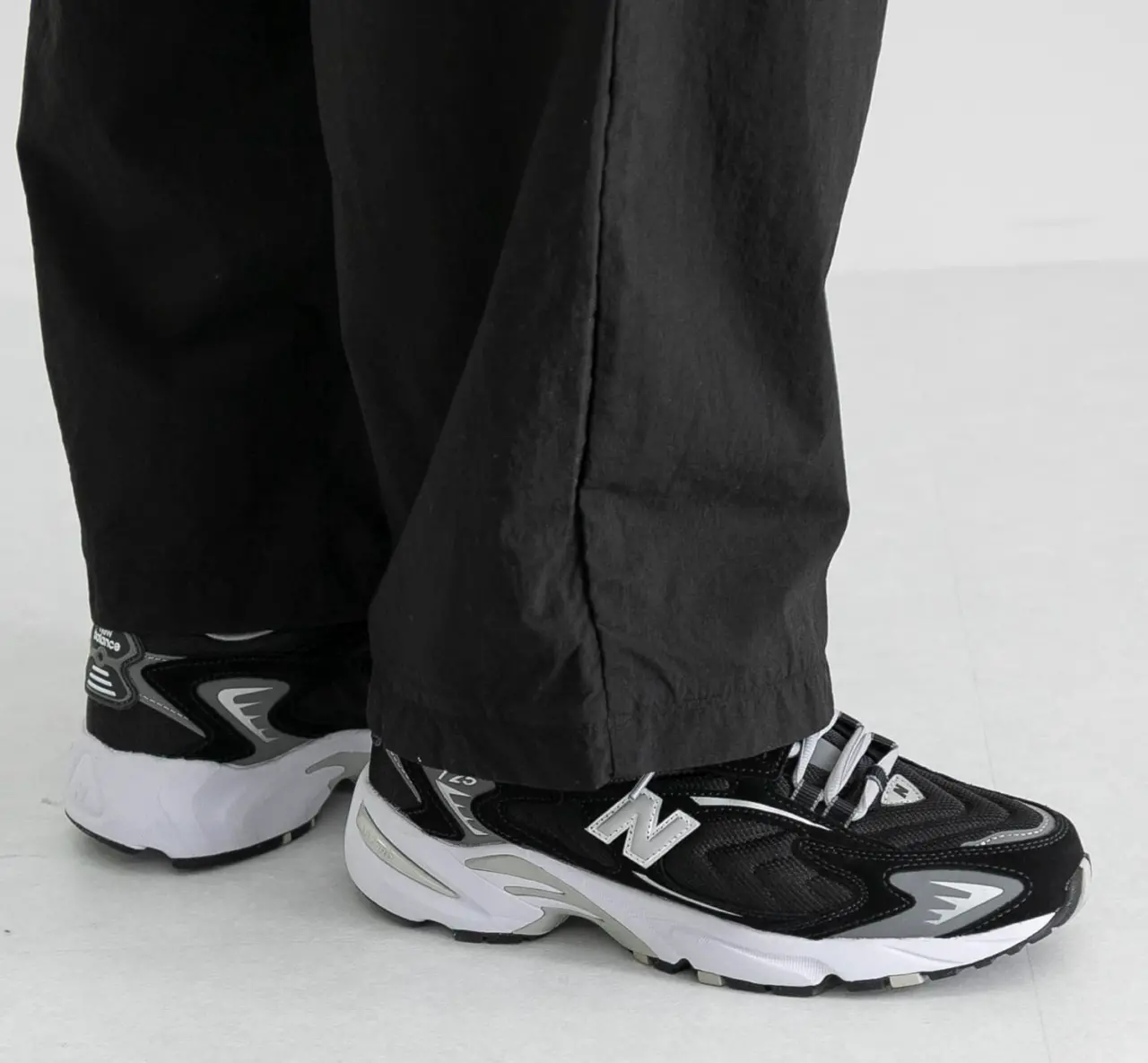 Alternative view of Giày New Balance 725 'Core Black' ML725R