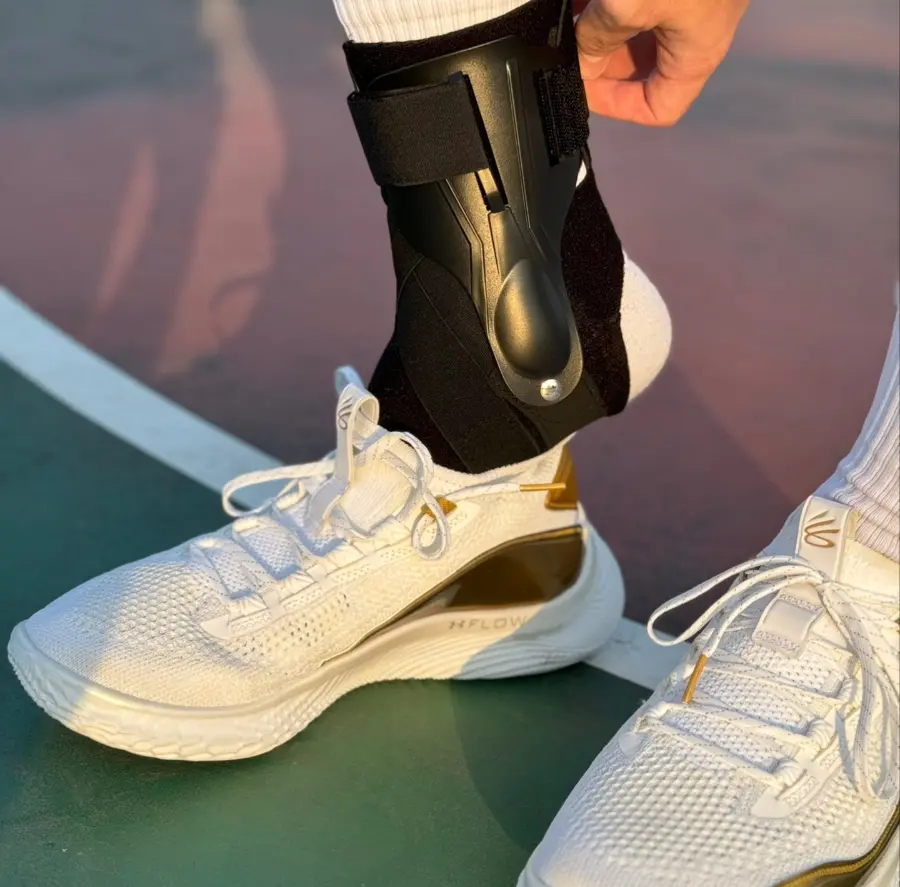 Alternative view of Giày Under Armour Curry Flow 8 Gold Blooded 3024456-102