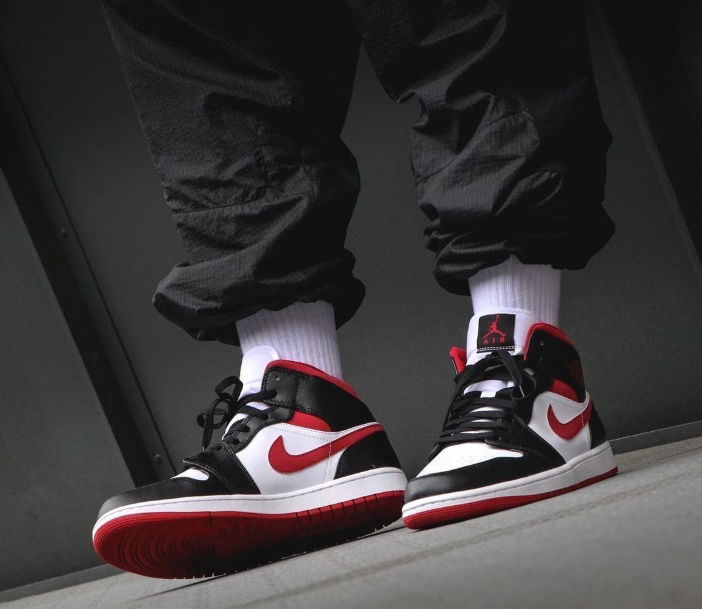 Giày Nike Air Jordan 1 Mid 'Metallic Red' 554724-122 - Ảnh 8