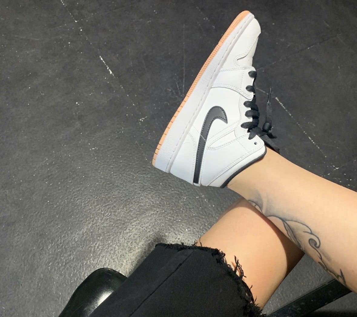 Giày Nike Air Jordan 1 Mid GS 'White Arctic Orange' 554725-180 - Ảnh 3