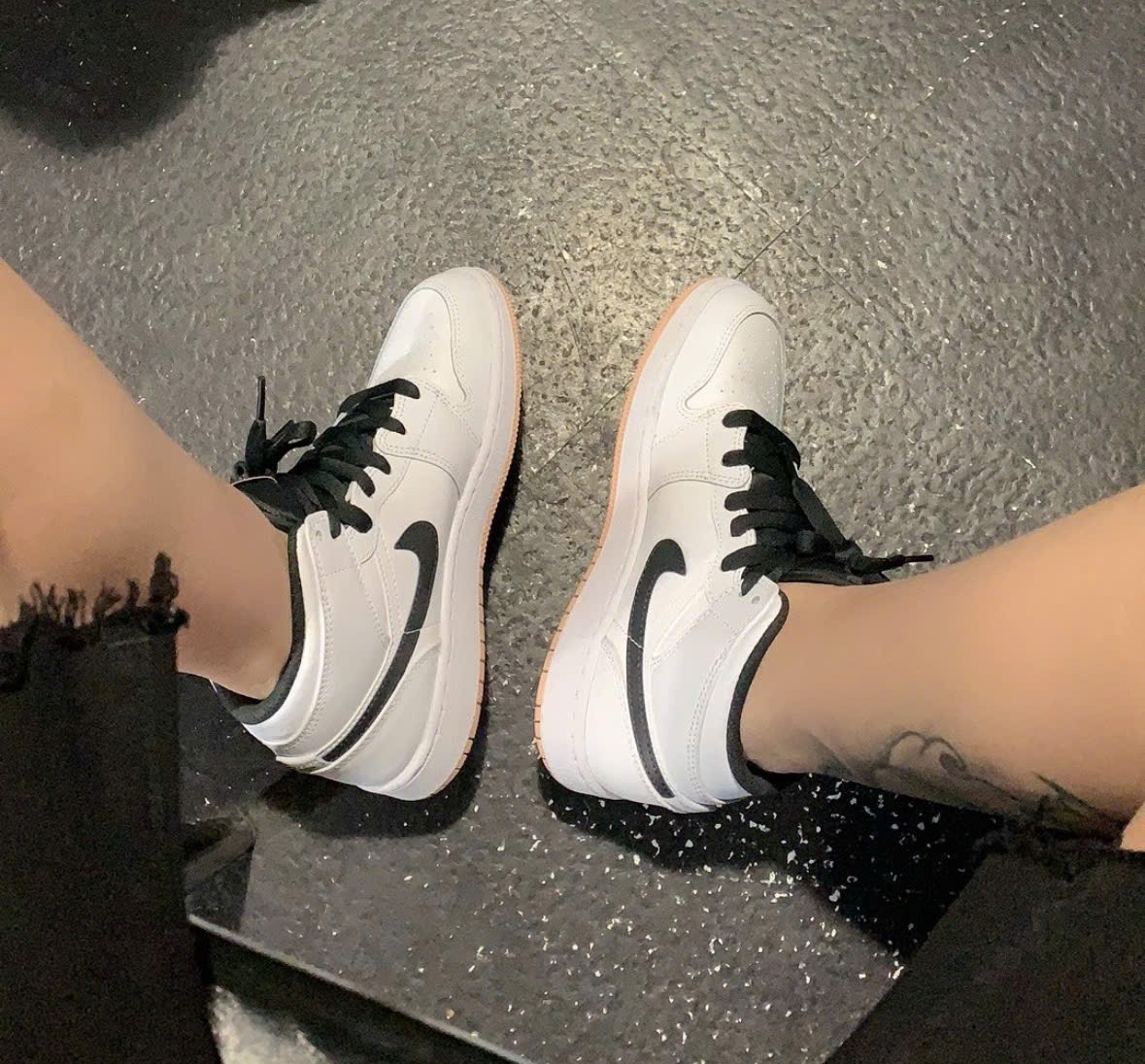 Giày Nike Air Jordan 1 Mid GS 'White Arctic Orange' 554725-180 - Ảnh 2