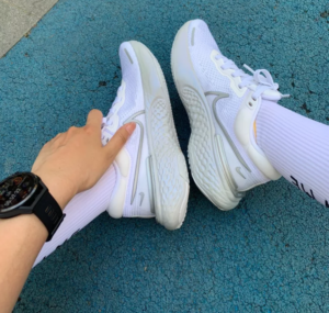 Alternative view of Giày Nike Wmns ZoomX Invincible Run Flyknit 'White Metallic Silver' CT2229-101