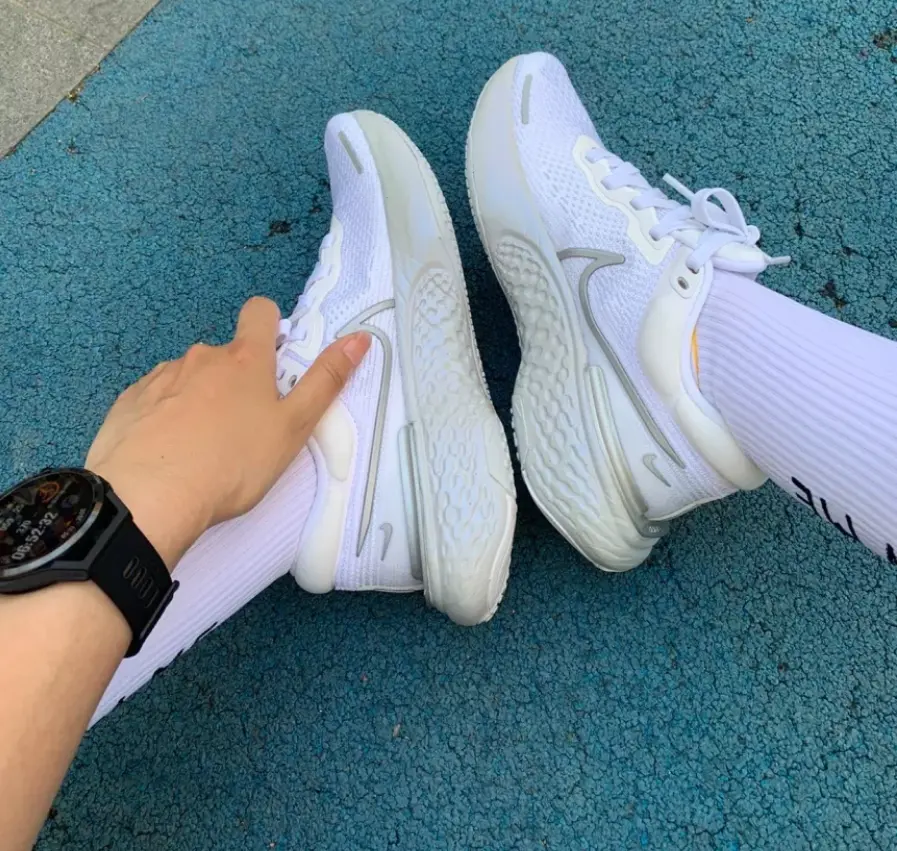 Alternative view of Giày Nike Wmns ZoomX Invincible Run Flyknit 'White Metallic Silver' CT2229-101