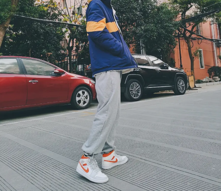 Alternative view of Giày Nike Air Jordan 1 Mid 'Starfish Pure Platinum' CW7591-100