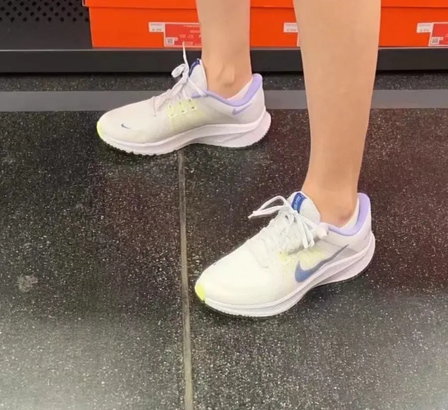 Alternative view of Giày Nike Wmns Quest 4 'White Game Royal' DA1106-101