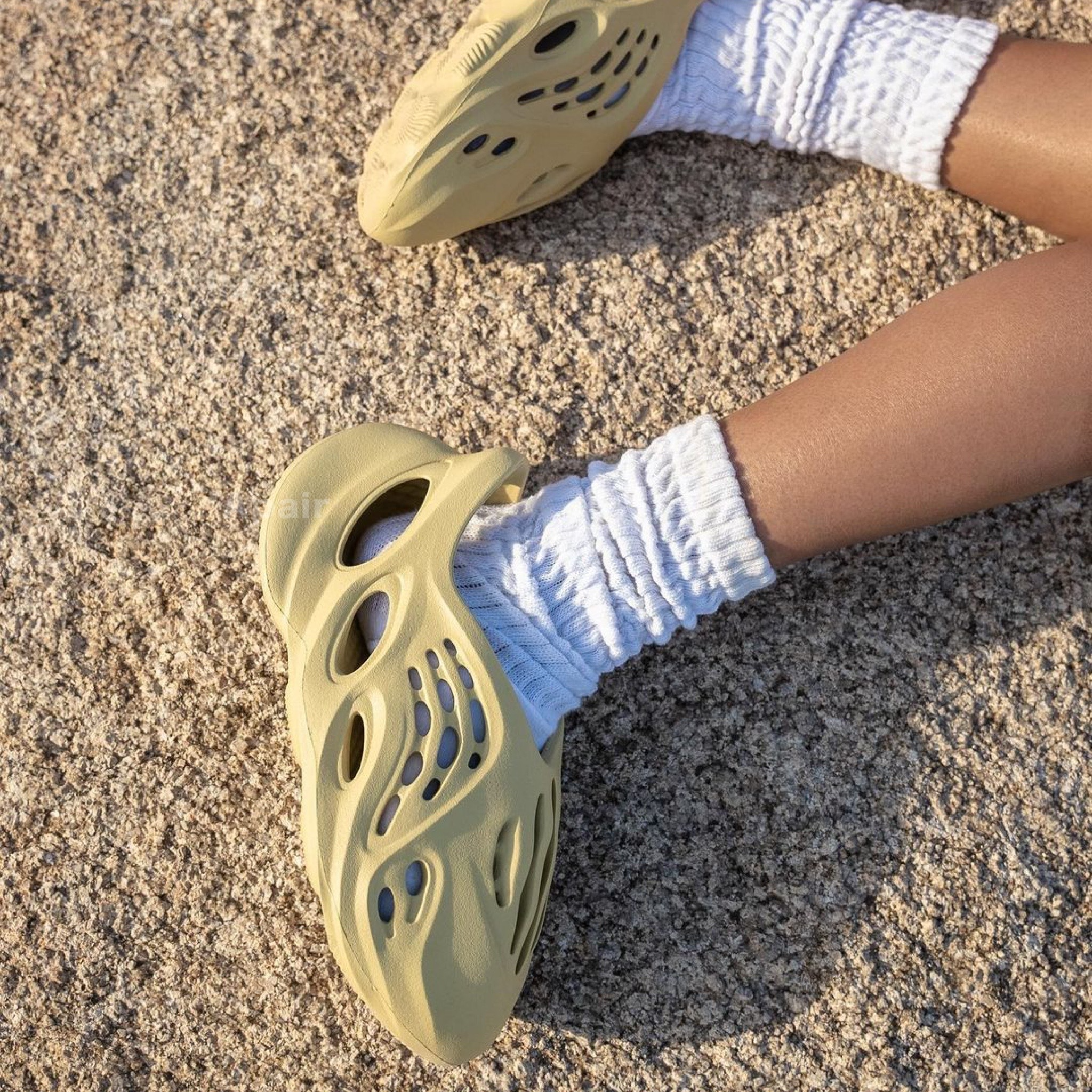 Dép Adidas Yeezy Foam RNNR Sulfur GV6775 - Ảnh 2