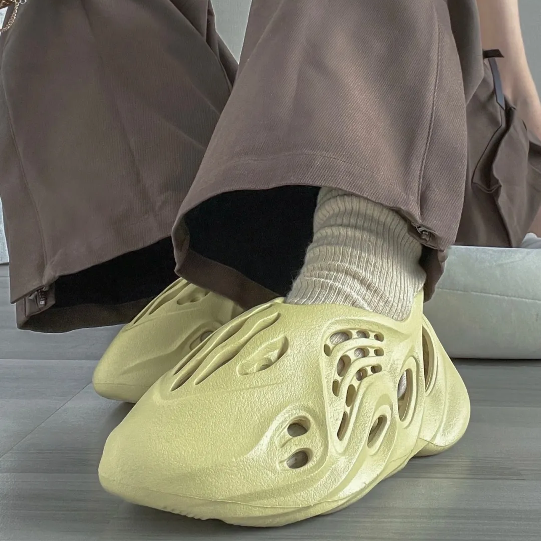 Dép Adidas Yeezy Foam RNNR Sulfur GV6775 - Ảnh 3