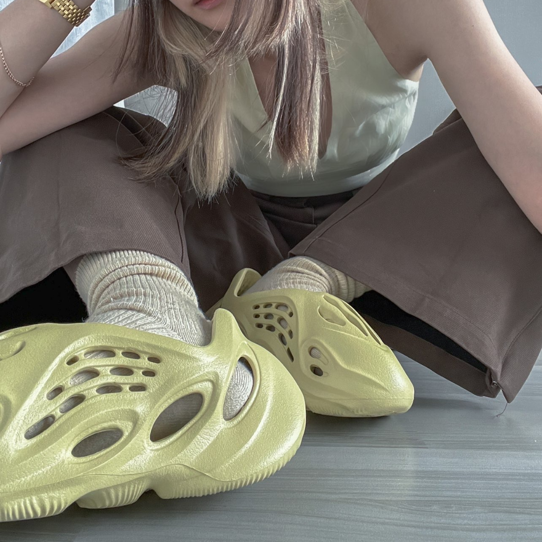 Dép Adidas Yeezy Foam RNNR Sulfur GV6775 - Ảnh 4