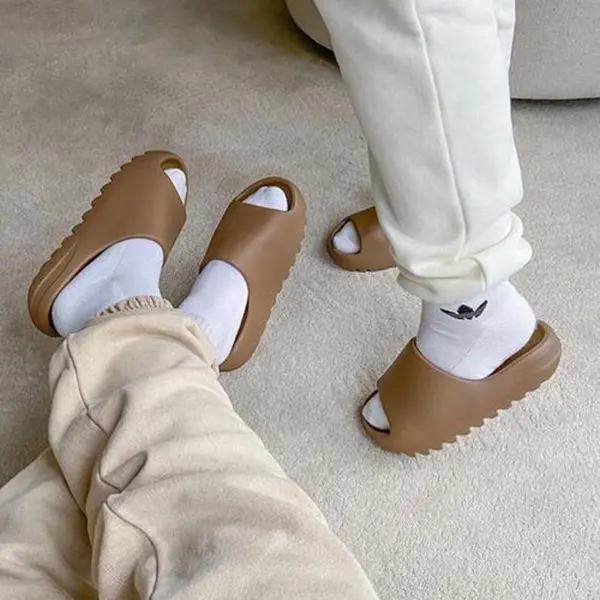Alternative view of Dép  Adidas Yeezy Slides 'Core' 2021 GW5350
